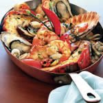 Conheça os pratos típicos de Bombinhas: Devido à sua proximidade com o mar, os pratos típicos do município são à base de frutos do mar, feitos a partir da prática de pesca artesanal que acontece na cidade.