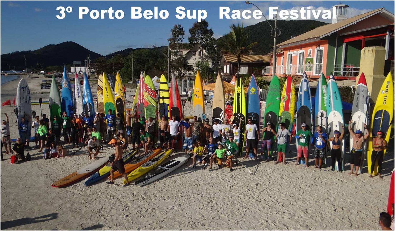 Pranchas de Stand Up Paddle colorem a baía de Porto Belo