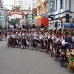 vai a Oktoberfest em Blumenau