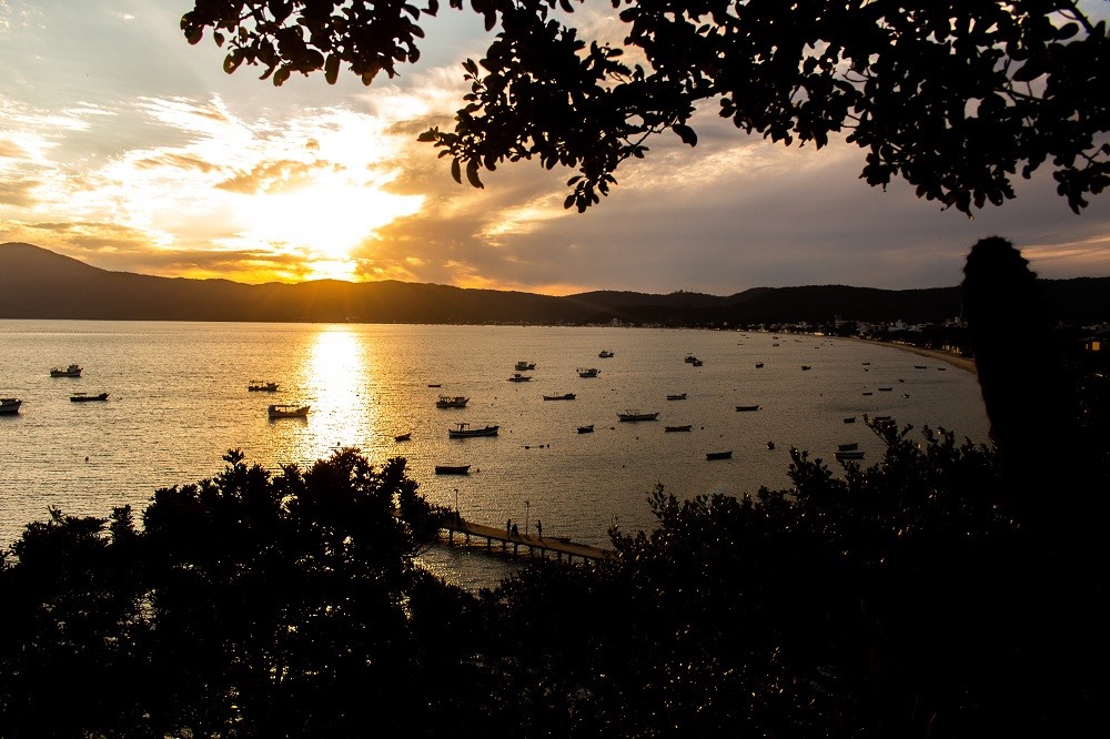 Pôr do sol em Bombinhas, trilha ecológica do Morro do Macaco. Fonte: Rodrigo Dalri.