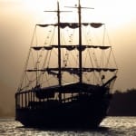 Passeio de barco pirata em Bombinhas, Santa Catarina