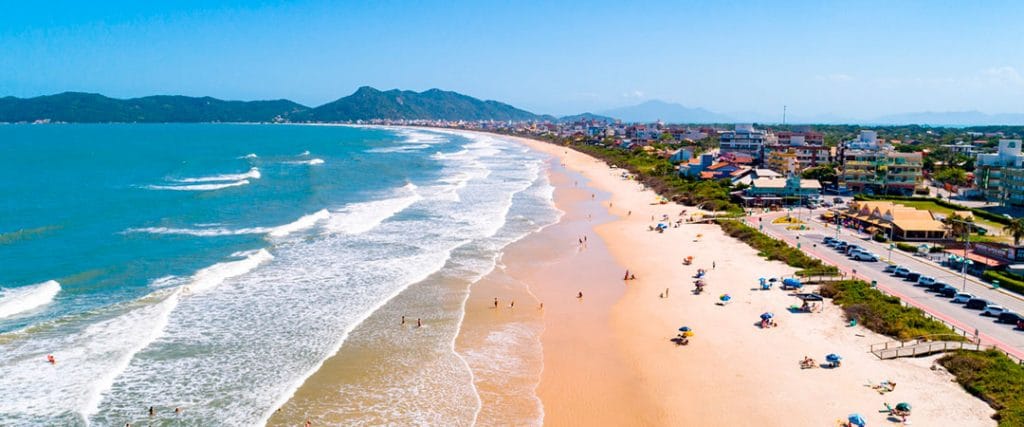 Praia do Mariscal com extensa faixa de areia