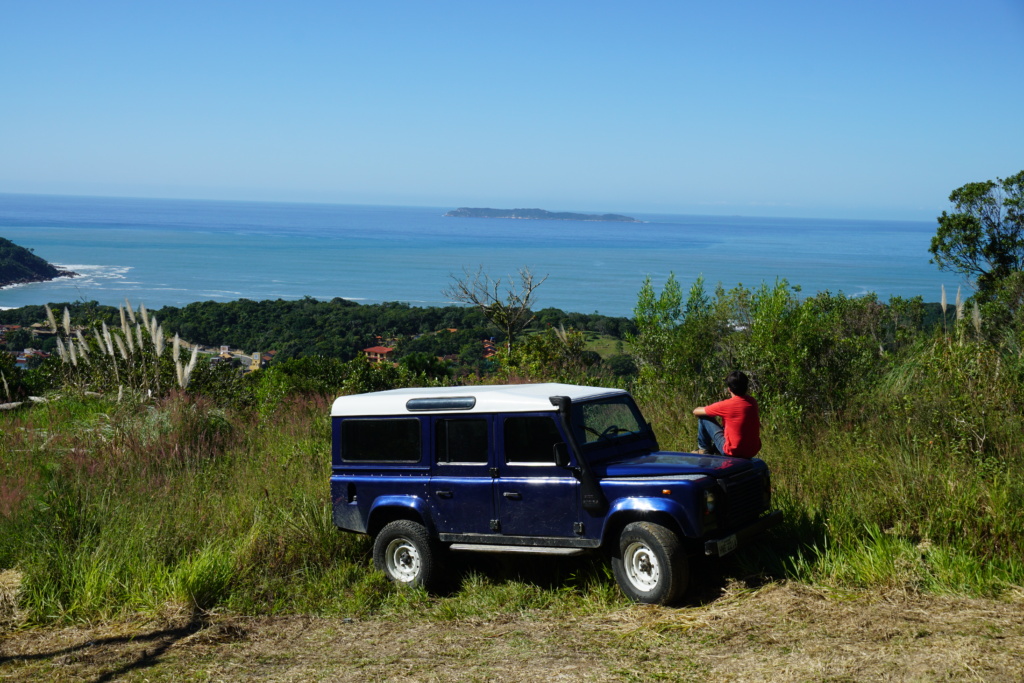 Jeep Azul e contemplação  em Bombinhas - SC