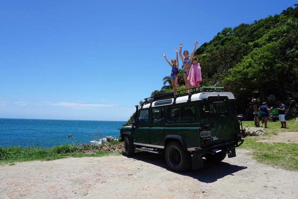 Turistas em cima da Land Rover