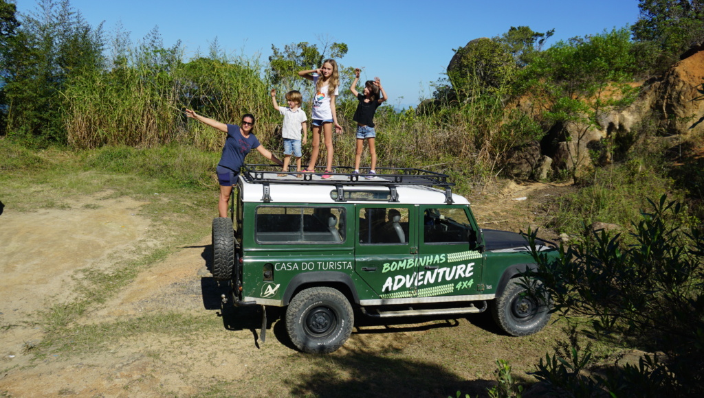 Família sobre Land Rover durante o tour