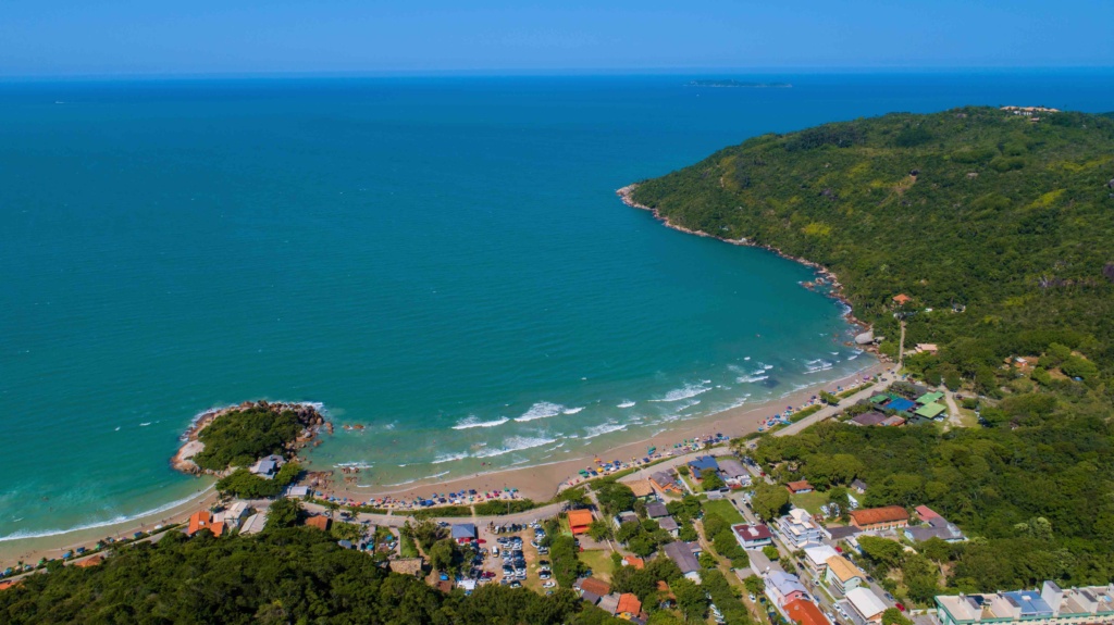 Praia da Conceicao com vista pela trilha do Morro do Macaco.