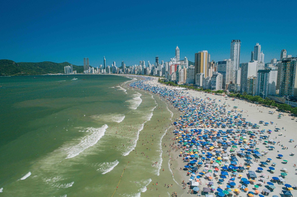 Vista da Praia Central de Balneário Camboriú e dos edifícios da orla